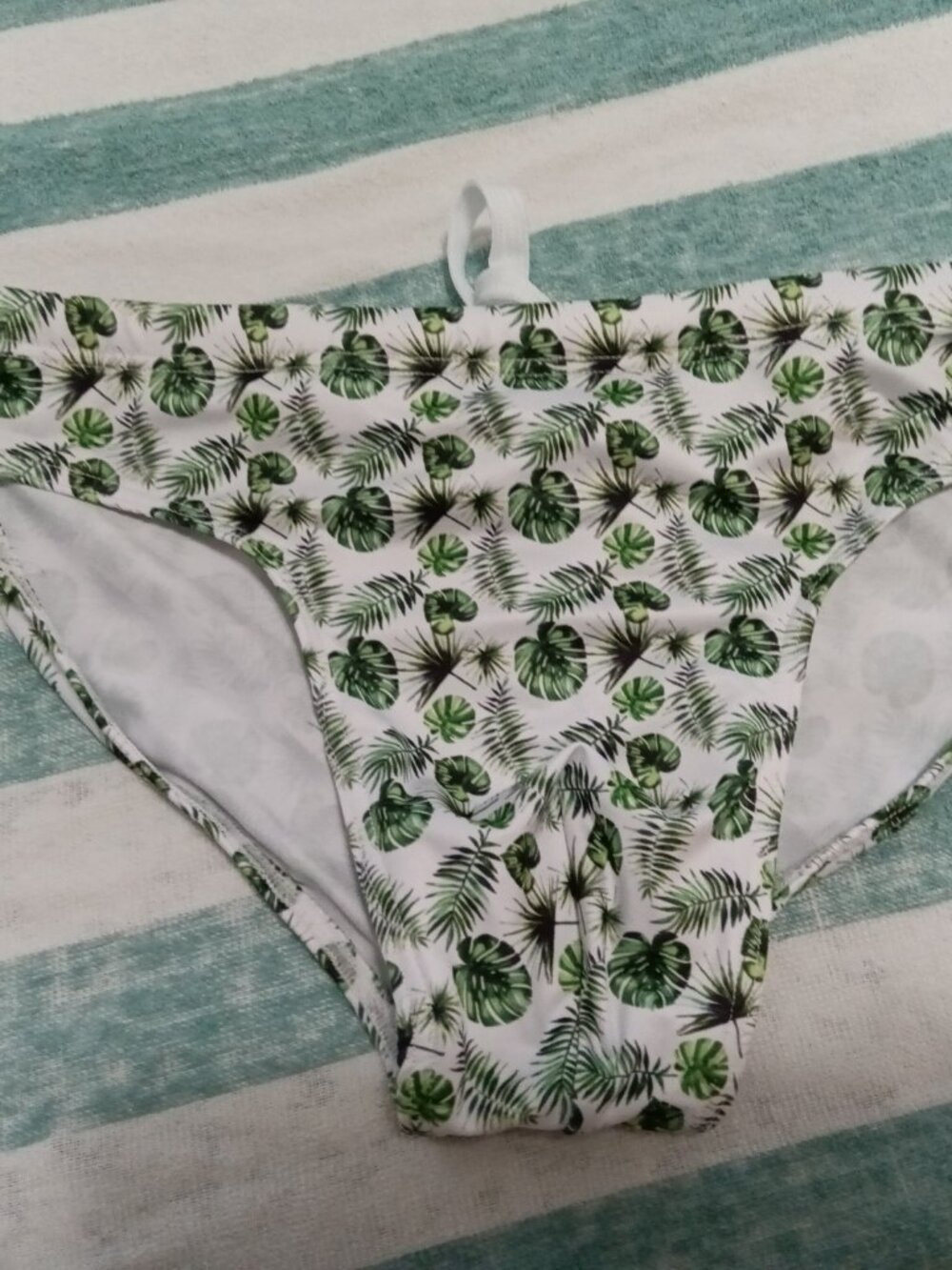 NWOT GREEN LEAF PATTERN SWIM BRIEF, 2" SIDES, MARKED SIZE "L"
